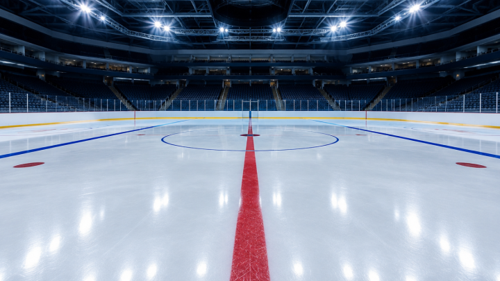 Leere Eisfläche einer Arena kurz vor Saisonbeginn mit frisch gezogenen roten und blauen Linien